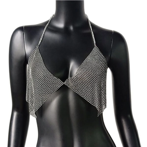 Détail d'un top licou à paillettes argentées avec strass sur un mannequin noir