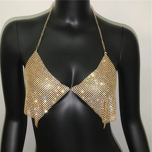 Détail du haut dos nu à paillettes dorées avec texture en maille métallique de fête