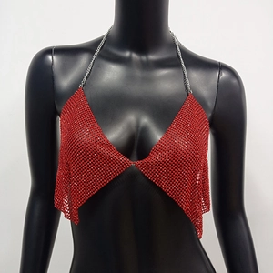 Détail du haut dos nu en strass rouges avec maille scintillante et chaînettes