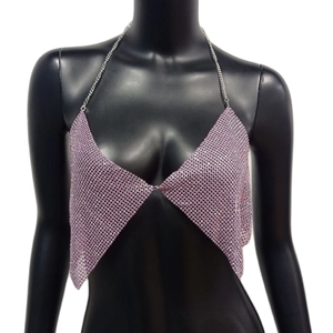 Détail du haut dos nu en maille métallique rose orné de strass et cristaux brillants