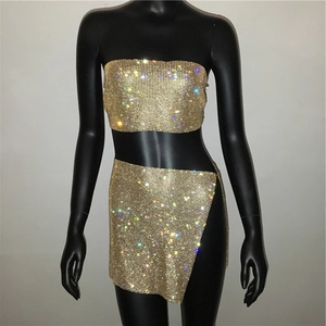 Detailansicht des goldenen Pailletten-Crop-Tops und des Party-Rocks mit Seitenschlitz
