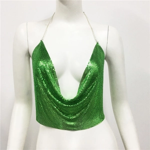 Détail d'un haut dos nu vert à paillettes métalliques avec des fines chaînes fines