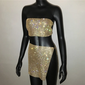 Detail von goldenem Metallnetz-Crop-Top und Minirock mit Seitenschlitz am Model