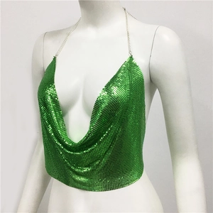 Détail du haut dos nu à paillettes vertes avec maille métallique et chaîne argentée