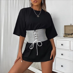 Robe t-shirt noire oversize tendance avec ceinture corset scintillante en strass