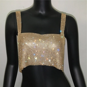 Λεπτομέρεια χρυσού crop top με στρας που λάμπουν για βραδινές εμφανίσεις σε πάρτι