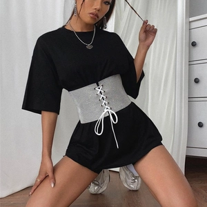 Ceinture corset à paillettes tendance avec lacets blancs sur robe chemise noire