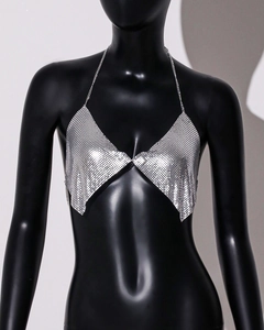 Détail du haut court à paillettes métalliques argentées sur un mannequin noir