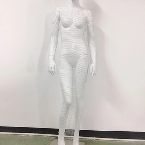 Détail de la robe en maille blanche avec strass scintillants et manches évidées