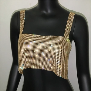Λεπτομέρεια χρυσού mesh crop top με στρας, φαρδιές τιράντες και λαμπερή όψη