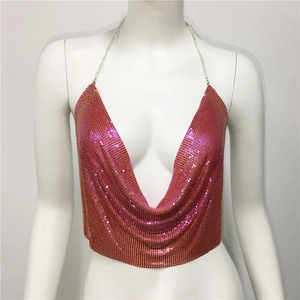 Détail du haut à paillettes métalliques dégradé rose avec col en V profond et chaînes