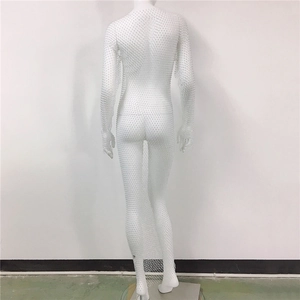 Détail de robe en résille blanche avec strass pour fête ou spectacle sur mannequin
