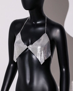 Détail de haut licou argenté à paillettes avec micro-disques métalliques et chaînes