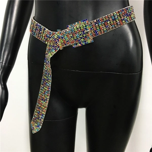 Détail macro d'une ceinture étincelante en strass avec cristaux colorés et boucle argentée