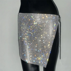 Détail de la mini-jupe en strass argentés avec chaîne latérale et fente haute sexy