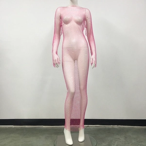 Détail de robe rose transparente en tulle avec strass brillants et manches longues