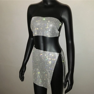 Detail von silbernem Strass-Oberteil und Minirock aus Metallgewebe für Party-Events