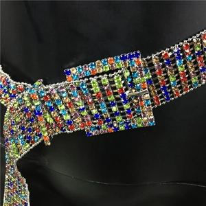 Détail des strass multicolores et de la boucle sur une ceinture mode étincelante