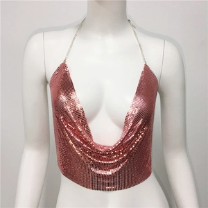 Détail du crop top en maille métallique rose avec col bénitier et bretelle chaîne