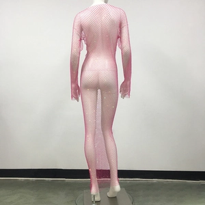 Détail de la robe maxi rose à strass en maille résille avec manches longues et tissu transparent