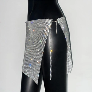Vue détaillée de la jupe en maille strass argentée avec chaîne latérale ajustable