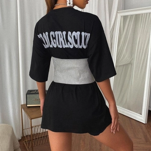 T-shirt noir surdimensionné pour femme avec large ceinture chaîne en strass argentés