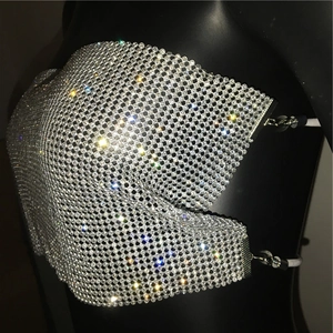Detailansicht des silbernen Strass-Netz-Oberteils mit Metallverschluss und Schnalle