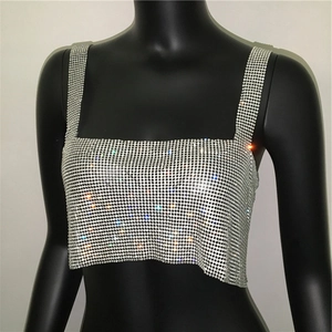 Λεπτομέρεια από ασημί crop top με στρας και μεταλλικό πλέγμα για πάρτι