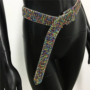 Gros plan sur les strass colorés étincelants d'une boucle de ceinture avec chaîne en cristal