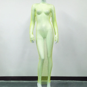 Détail de la robe résille vert fluo avec strass brillants pour vêtements de fête