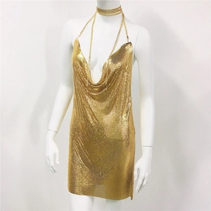 Détail de la robe licou à paillettes dorées avec décolleté en V profond et tour de cou