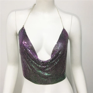 Détail de sequins métalliques irisés violets et verts avec fines bretelles en chaîne
