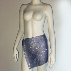 Détail de la mini-jupe en mesh violette avec strass colorés et coupe asymétrique tendance