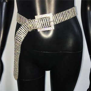 Détail de ceinture étincelante en strass avec boucle carrée sur fond noir mat