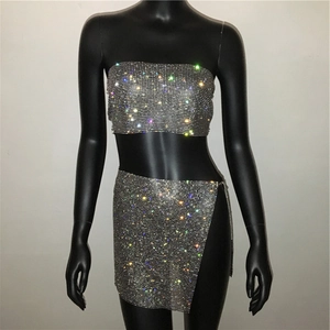 Makroaufnahme des silbernen Strass-Metallgewebes von dem sexy Top und Rock Zweiteiler Set