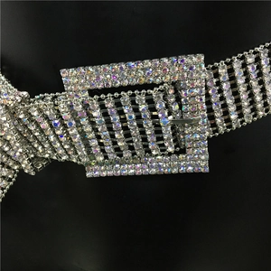 Gros plan sur ceinture de luxe en strass avec cristaux AB et grande boucle rectangulaire