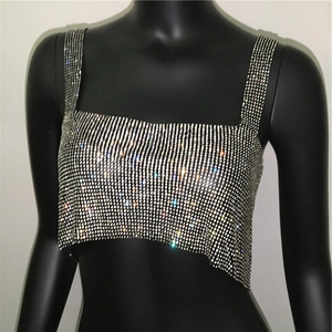 Κοντινό πλάνο από λαμπερό crop top με στρας και λεπτές τιράντες
