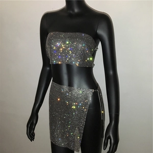 Detail eines silbernen Strass-Zweiteilers mit kurzem Top und Minirock mit Ketten-Elementen