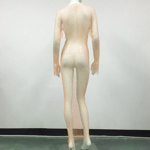 Détail de la robe résille à manches longues avec strass colorés sur un mannequin