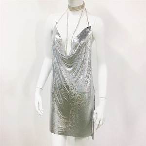 Détail du tissu en maille métallique argentée et paillettes sur la robe dos nu