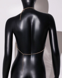 Détail d'un collier de corps élégant en or affiché sur un mannequin féminin noir