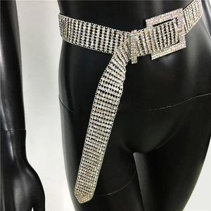 Détail des strass brillants et de la boucle argentée de la ceinture de luxe