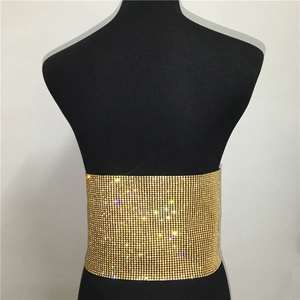 Gros plan d'une large ceinture dorée de luxe ornée de strass étincelants