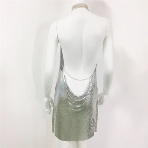 Vue détaillée du dos de la robe à paillettes argentées avec chaînes licou