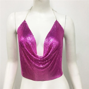 Détail du tissu en cotte de mailles fuchsia et col bénitier sur un haut à paillettes