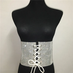 Gros plan d'une ceinture corset en strass argentés avec fermeture à lacets blancs