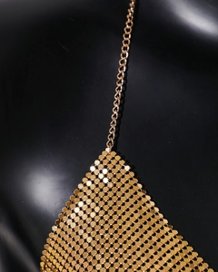 Détail d'un caraco en maille dorée scintillante avec paillettes hexagonales pour soirée