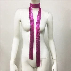 Dettaglio di sciarpa in maglia metallica rosa con paillettes y2k lucide per feste di moda