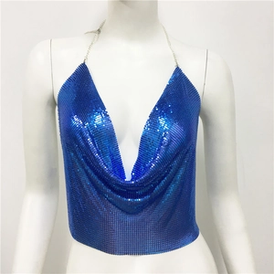 Détail du haut court à paillettes bleu roi avec col en V et bretelles en chaîne