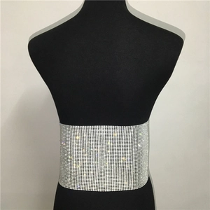 Détail d'une large ceinture en strass scintillants sur un mannequin pour les fêtes